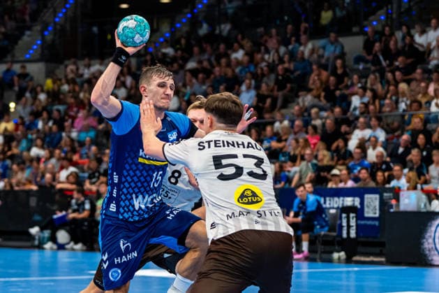 OPEL Handball Bundesliga: TVB Stuttgart vs. Bergischer HC, August 28, 2026, Stuttgart, GERMANY August 28, 2026 Simone Mengon (TVB Stuttgart, No. 15) against Sören Steinhaus (Bergischer HC, No. 53) during the match between TVB Stuttgart and Bergischer HC on Matchday 1 of the OPEL Handball Bundesliga at the Porsche Arena Copyright: xBEAUTIFULxSPORTS Steinx