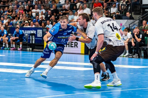 OPEL Handball Bundesliga: TVB Stuttgart vs. Bergischer HC, August 28, 2026, Stuttgart, GERMANY. August 28, 2026: Simone Mengon (TVB Stuttgart, No. 15) faces off against Tom Bergner (Bergischer HC, No. 28) and Gerdas Babarskas (Bergischer HC, 14 during the match between TVB Stuttgart and Bergischer HC on Matchday 1 of the OPEL Handball Bundesliga at the Porsche Arena Copyright: xBEAUTIFULxSPORTS Steinx