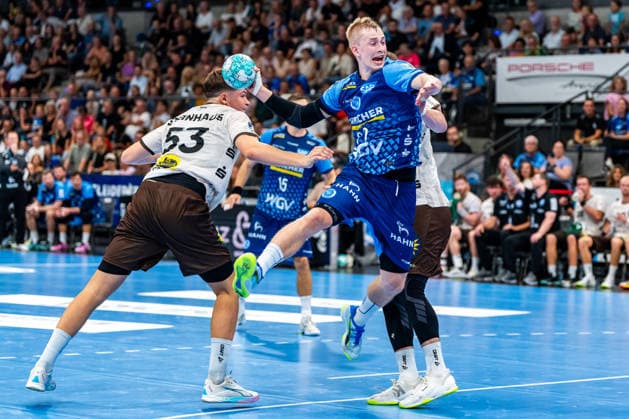 OPEL Handball Bundesliga: TVB Stuttgart vs. Bergischer HC, August 28, 2026, Stuttgart, GERMANY. August 28, 2026. Torben Matzken (TVB Stuttgart, 22) beats Sören Steinhaus (Bergischer HC, 53) and Johannes Wasielewski (Bergischer HC, 77, to take a shot on goal during the match between TVB Stuttgart and Bergischer HC on Matchday 1 of the OPEL Handball Bundesliga at the Porsche Arena Copyright: xBEAUTIFULxSPORTS Steinx