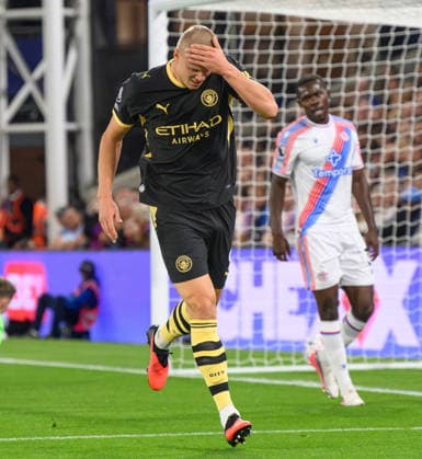 28 August 2026 - Crystal Palace v Manchester City - Premier League - Selhurst Park - London. Crystal Palace v Manchester City - Premier League - Selhurst Park - London. Manchester City s Erling Haaland celebrates his goal by stroking his newly shaven head. Picture : Mark Pain LONDON England  Copyright: xMarkxPainx