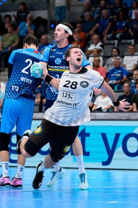 Stuttgart HBL 26 27 TVB Stuttgart Bergischer HC (from left) in a one-on-one battle: Kasper Thorsen (Lien Stuttgart) and Tom Bergner (Bergischer HC Bittenfeld) at the Porsche Arena in Baden-Württemberg, Germany
