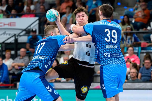 Stuttgart HBL 26 27 TVB Stuttgart vs. Bergischer HC (from left): Samuel Roethlisberger (Stuttgart), Sören Steinhaus (Bergischer HC), Malte Donker (Stuttgart Bittenfeld) Porsche Arena, Baden-Württemberg, Germany