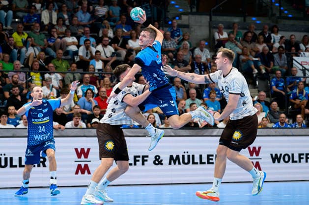 Stuttgart HBL 26 27 TVB Stuttgart Bergischer HC (from left) in a one-on-one battle: Sören Steinhaus (Bergischer HC), Simone Mengon (Stuttgart), Nico Schöttle (Bergischer HC) Bittenfeld Porsche Arena Baden-Württemberg, Germany