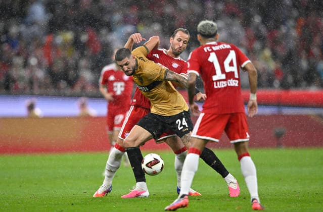Zweikampf, Aktion Jeff Chabot VfB Stuttgart (24) gegen Harry Kane FC Bayern Muenchen FCB (09) Luis Diaz FC Bayern Muenchen FCB (14) FC Bayern Muenchen FCB vs VfB Stuttgart 28.08.2026 DFL REGULATIONS PROHIBIT ANY USE OF PHOTOGRAPHS AS IMAGE SEQUENCES AND OR QUASI-VIDEO FC Bayern Muenchen FCB vs VfB Stuttgart *** Tackle, Action: Jeff Chabot (VfB Stuttgart 24) vs. Harry Kane (FC Bayern Munich FCB 09), Luis Diaz (FC Bayern Munich FCB 14), FC Bayern Munich FCB vs. VfB Stuttgart, August 28, 2026. DFL regulations prohibit any use of photographsRAPHS AS IMAGE SEQUENCES AND OR QUASI-VIDEO FC Bayern Munich FCB vs. VfB Stuttgart