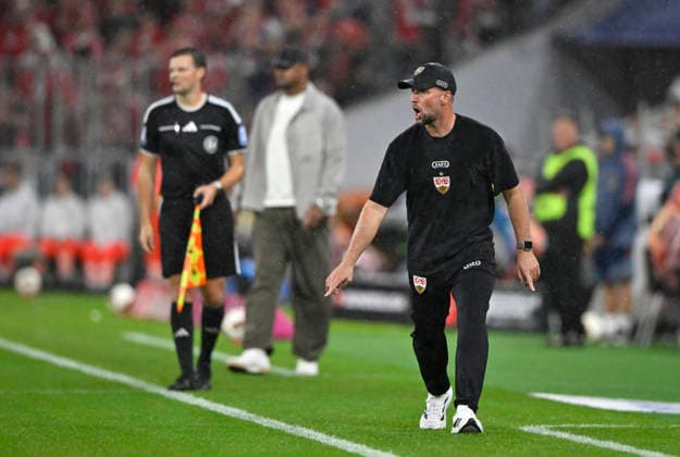 Trainer Coach Sebastian Hoeness VfB Stuttgart am Spielfeldrand Gestik Geste FC Bayern Muenchen FCB vs VfB Stuttgart 28.08.2026 DFL REGULATIONS PROHIBIT ANY USE OF PHOTOGRAPHS AS IMAGE SEQUENCES AND OR QUASI-VIDEO FC Bayern Muenchen FCB vs VfB Stuttgart *** Coach Sebastian Hoeness of VfB Stuttgart on the sidelines, gesturing during the match between FC Bayern Munich (FCB) and VfB Stuttgart on August 28, 2026. DFL regulations prohibit any use of photographs as image sequences and or quasi-video. FC Bayern Munich (FCB) vs. VfB Stuttgart