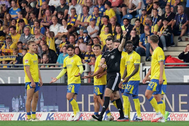 Schiedsrichter Richard Hempel zeigt Lino Tempelmann (Eintracht Braunschweig) die gelbe Karte Fussball, Herren, Saison 2026 2027 2.BL, Eintracht Stadion, Eintracht Braunschweig gegen Hertha BSC Berlin, 3-5 DFL REGULATIONS PROHIBIT ANY USE OF PHOTOGRAPHS AS IMAGE SEQUENCES AND OR QUASI-VIDEO. *** Referee Richard Hempel shows Lino Tempelmann of Eintracht Braunschweig a yellow card. Soccer, Men s, 2026–2027 season, 2. Bundesliga, Eintracht Stadium, Eintracht Braunschweig vs. Hertha BSC Berlin, 3–5. DFL regulations prohibit any use of photographs as image sequences and or quasi-video.