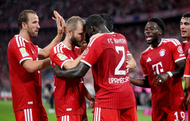 Fussball 1. Bundesliga Saison 2026 2027 1. Spieltag 28.08.2026 FC Bayern Muenchen - VfB Stuttgart Jubel FC Bayern Muenchen nach dem Tor zum 1 - 0, v. li., Harry Kane, Konrad Laimer , Torschuetze Dayot , Upamecano mit Alphonso Davies *** Soccer, Bundesliga Season 2026–2027, Matchday 1, August 28, 2026: FC Bayern Munich vs. VfB Stuttgart. FC Bayern Munich celebrates after scoring the 1–0 goal; from left: Harry Kane, Konrad Laimer, goal scorer Dayot Upamecano with Alphonso Davies