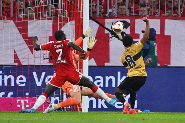 Torchance Tiago TOMAS (VFB Stuttgart), Aktion,Zweikampf gegen Dayot UPAMECANO (Bayern Muenchen). Fussball 1. Bundesliga Saison 2026 2027, 1.Spieltag, Spieltag01, FC Bayern Muenchen - VfB Stuttgart am 28.08.2026 , A L L I A N Z A R E N A. *** Scoring chance: Tiago TOMAS (VFB Stuttgart), action, tackle against Dayot UPAMECANO (Bayern Munich), Soccer, Bundesliga 1, 2026–2027 season, Matchday 1, Matchday 01, FC Bayern Munich vs. VfB Stuttgart on August 28, 2026, Allianz Arena