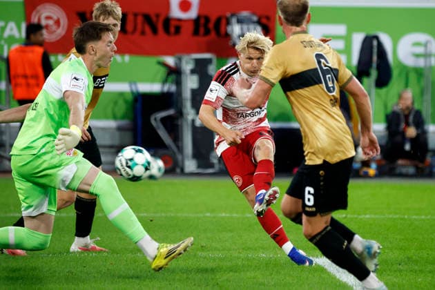Düsseldorf , Deutschland, 3.Fussball Bundesliga Saison 2026 27 Spieltag 3 Fortuna Düsseldorf : VFB Stuttgart II 1-0 am 28. 08. 2026 in der Merkur -Spiel -Arena in Düsseldorf Andreas MÜLLER (F 95) 2.v.re.- hat den Zweikampf gegen Maximilian HERWERTH (VFB) 2.v.li. verdeckt - gewonnen und lässt Torwart Jerik von der FELSEN (VFB) li.- keine Chance zur Abwehr und erzielt das 1-0 für Fortuna Düsseldorf. *** Düsseldorf, Germany, German Bundesliga 2026–27 Season, Matchday 3: Fortuna Düsseldorf vs. VFB Stuttgart II, 1–0, on August 28, 2026, at the Merkur Spiel Arena in Düsseldorf. Andreas MÜLLER (F 95), second from the right, won the duel against Maximilian HERWERTH VFB 2 (right), leaving goalkeeper Jerik von der FELSEN (VFB, left) with no chance to make a save and scoring the 1–0 goal for Fortuna Düsseldorf