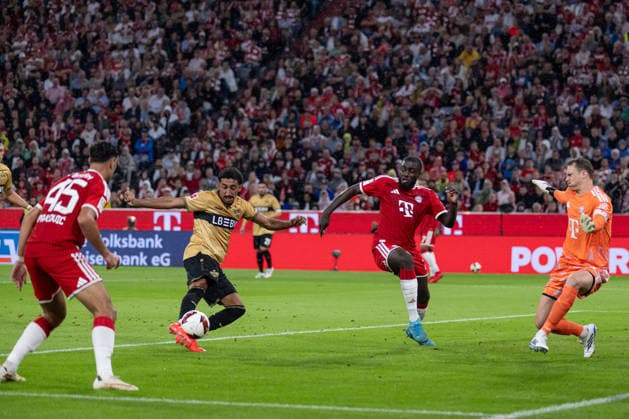 Tiago Tomas (VfB Stuttgart, 08) scheitert hier neben Dayot Upamecano (FC Bayern Muenchen, 02) und Manuel Neuer (Torwart, FC Bayern Muenchen, 01) letztlich an der Latte mit einem Torerfolg GER, FC Bayern Muenchen vs. VfB Stuttgart, Fussball, Bundesliga, 1. Spieltag, Spielzeit 2026 2027, 28.08.2026. (DFL DFB REGULATIONS PROHIBIT ANY USE OF PHOTOGRAPHS as IMAGE SEQUENCES and or QUASI-VIDEO). Foto: HMB Media Heike Feiner *** Tiago Tomas, VfB Stuttgart, 08 fails here alongside Dayot Upamecano, FC Bayern Munich, 02, and Manuel Neuer, goalkeeper, FC Bayern Munich, 01, ultimately hitting the crossbar in a scoring attempt, GER, FC Bayern Munich vs. VfB Stuttgart, soccer, Bundesliga, Matchday 1, 2026–2027 season, August 28, 2026. DFL and DFB regulations prohibit any use of photographs as image sequences and or quasi-video. Photo: HMB Media, Heike Feiner Copyright: HMBxMedia HeikexFeiner