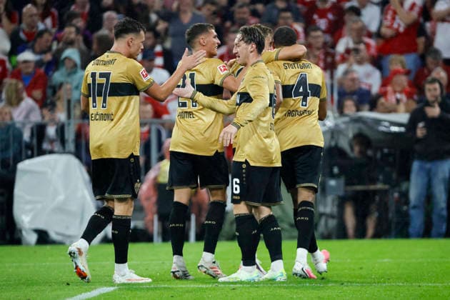 Torjubel VfB Stuttgart beim 1:1 durch Josha Vagnoman (VfB Stuttgart, 04) , Deutschland, Fussball, 1. Bundesliga, 1.Spieltag, 2026 2027, FC Bayern München vs. VfB Stuttgart, 28.08.2026, München Allianz-Arena Deutschland *** VfB Stuttgart celebrates a goal scored by Josha Vagnoman (1-1), VfB Stuttgart, 04, Germany, Soccer, Bundesliga 1, Matchday 1, 2026–2027, FC Bayern Munich vs. VfB Stuttgart, August 28, 2026, Munich, Allianz Arena, Germany Copyright: xGrantxHubbsx