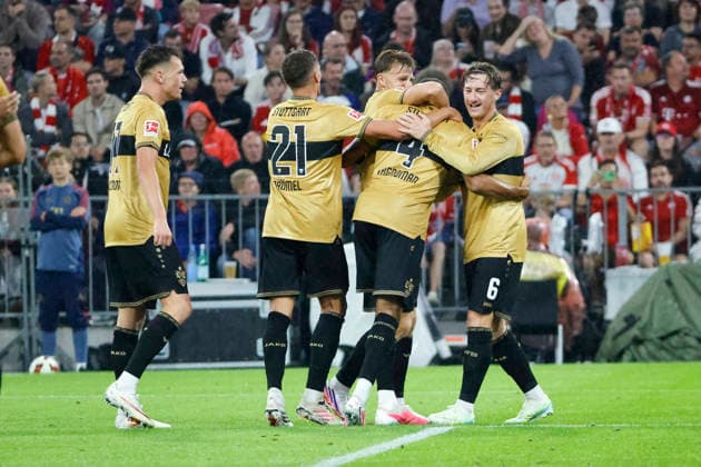 Torjubel VfB Stuttgart beim 1:1 durch Josha Vagnoman (VfB Stuttgart, 04) , Deutschland, Fussball, 1. Bundesliga, 1.Spieltag, 2026 2027, FC Bayern München vs. VfB Stuttgart, 28.08.2026, München Allianz-Arena Deutschland *** VfB Stuttgart celebrates a goal by Josha Vagnoman in the 1-1 match; VfB Stuttgart, 04, Germany, Soccer, Bundesliga 1, Matchday 1, 2026–2027, FC Bayern Munich vs. VfB Stuttgart, August 28, 2026, Munich, Allianz Arena, Germany Copyright: xGrantxHubbsx
