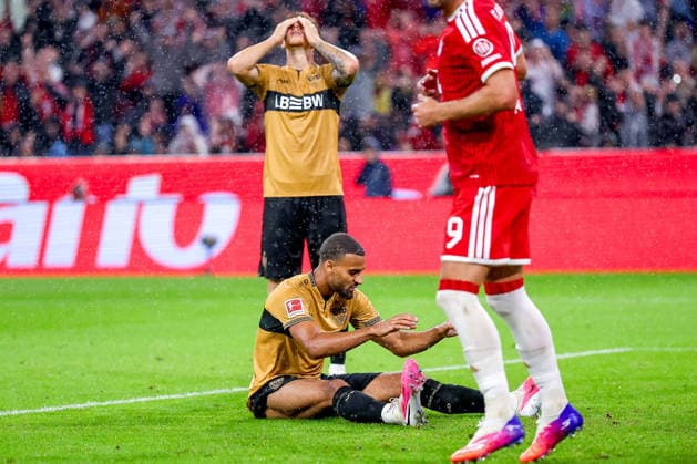 28.08.2026, Fußball, FC Bayern München - VfB Stuttgart, 1. Fußball Bundesliga, 1. Spieltag, Allianz-Arena, Saison 2026 2027: Josha Vagnoman (VfB Stuttgart 04) enttäuscht Enttäuschung nach dem Eigentor Tor zum 3:1 durch Vorlage Alphonso Davies (FC Bayern München 19) DFB regulations prohibit any use of photographs as image sequences and or quasi-video. Bayern Deutschland *** August 28, 2026, Soccer, FC Bayern Munich vs. VfB Stuttgart, Bundesliga 1, Matchday 1, Allianz Arena, 2026–2027 Season: Josha Vagnoman of VfB Stuttgart 04 Disappointed; Disappointment After Own Goal; Goal to Make It 3–1 Off an Assist by Alphonso Davies; FC Bayern Munich 19; DFB regulations prohibit any use of photographs as image sequences and or quasi-video; Bayern, Germany