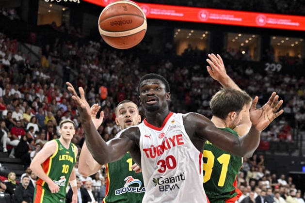 Turkiye v Lithuania - FIBA 2027 World Cup European Qualifiers ISTANBUL, TURKIYE - AUGUST 28: Adem Bona (30) of Turkiye in action against Augustas Marciulionis (31) of Lithuania during FIBA 2027 World Cup European Qualifiers Group J second round match between Turkiye and Lithuania at Basketball Development Center in Istanbul, Turkiye on August 28, 2026. Muhammed Enes Yildirim Anadolu Istanbul Turkey. Editorial use only. Please get in touch for any other usage.  Copyright: x2026xAnadoluxMuhammedxEnesxYildirimx