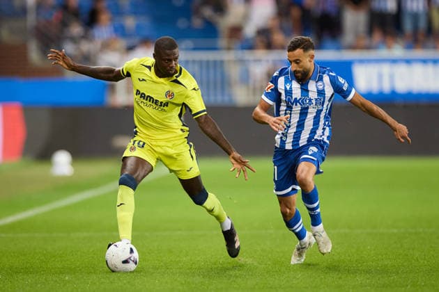 August 28, 2026, Vitoria, Alaba, Spain: Nicolas Pepe of Villarreal CF competes for the ball with Abde Rebbach of Deportivo Alaves during the LaLiga EA Sports match between Deportivo Alaves and Villarreal CF at Mendizorrotza on August 28, 2026, in Vitoria, Spain. Deportivo Alaves V Villarreal CF - LaLiga EA Sports  - ZUMAa181 20260828_zaa_a181_098 Copyright: xRicardoxLarreinax