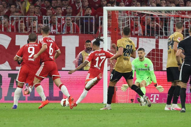 28.08.26 FC Bayern München - VfB Stuttgart Deutschland, München, 28.08.2026, Fussball, Bundesliga, Saison 2026 2027, FC Bayern München - VfB Stuttgart: Michael Olise 17, Bayern, erzielt das 2:1 für Bayern. TW Fabian Bredlow, VfB, rechts. *** August 28, 2026 FC Bayern Munich vs. VfB Stuttgart Germany, Munich, August 28, 2026, Soccer, Bundesliga, 2026–2027 season, FC Bayern Munich vs. VfB Stuttgart: Michael Olise, 17, of Bayern, scores the 2–1 goal for Bayern; goalkeeper Fabian Bredlow of VfB, on the right