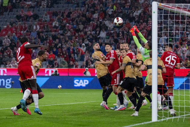 Fabian Bredlow (Torwart, VfB Stuttgart, 01) bei der Ballabwehr gegen Dayot Upamecano (FC Bayern Muenchen, 02), Minjae Kim (FC Bayern Muenchen, 03) und Aleksandar Pavlovic (FC Bayern Muenchen, 45) GER, FC Bayern Muenchen vs. VfB Stuttgart, Fussball, Bundesliga, 1. Spieltag, Spielzeit 2026 2027, 28.08.2026. (DFL DFB REGULATIONS PROHIBIT ANY USE OF PHOTOGRAPHS as IMAGE SEQUENCES and or QUASI-VIDEO). Foto: HMB Media Heike Feiner *** Fabian Bredlow, goalkeeper, VfB Stuttgart, 01, clearing the ball against Dayot Upamecano, FC Bayern Munich, 02, Minjae Kim, FC Bayern Munich, 03, and Aleksandar Pavlovic, FC Bayern Munich, 45 (GER), FC Bayern Munich vs. VfB Stuttgart, Soccer, Bundesliga, Matchday 1, 2026–2027 season, August 28, 2026. DFL and DFB regulations prohibit any use of photographs as image sequences and or quasi-video. Photo: HMB Media, Heike Feiner Copyright: HMBxMedia HeikexFeiner