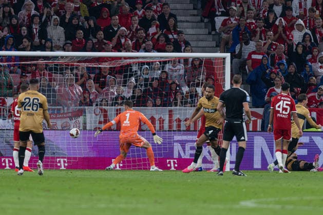 Manuel Neuer (Torwart, FC Bayern Muenchen, 01) muss hier das Tor zum 1:1 - Ausgleich durch Josha Vagnoman (VfB Stuttgart, 04) hinnehmen GER, FC Bayern Muenchen vs. VfB Stuttgart, Fussball, Bundesliga, 1. Spieltag, Spielzeit 2026 2027, 28.08.2026. (DFL DFB REGULATIONS PROHIBIT ANY USE OF PHOTOGRAPHS as IMAGE SEQUENCES and or QUASI-VIDEO). Foto: HMB Media Heike Feiner *** Manuel Neuer, goalkeeper for FC Bayern Munich (01), concedes the goal that ties the score at 1–1, scored by Josha Vagnoman of VfB Stuttgart (04). GER, FC Bayern Munich vs. VfB Stuttgart, Soccer, Bundesliga, Matchday 1, 2026–2027 season, August 28, 2026. DFL and DFB regulations prohibit any use of photographs as image sequences and or quasi-video. Photo: HMB Media, Heike Feiner Copyright: HMBxMedia HeikexFeiner