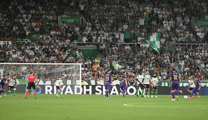 ESP LaLiga EA Sports: Racing Santander vs. Elche CF — An Elche player shoots on goal under pressure from Racing Santander players during the LaLiga EA Sports match between Racing Santander and Elche CF, played at Campos de Sport de El Sardinero Stadium in Cantabria on August 28, 2026, in Spain. Spain Soccer Copyright: xAgenciaxLOFx