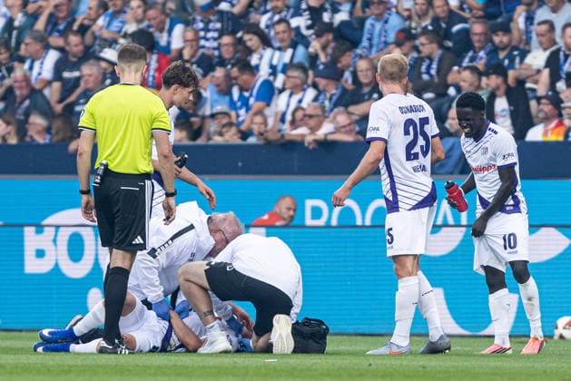 2.Fußball Bundesliga: VfL Bochum 1848 - VfL Osnabrück; 28.08.2026 Leonhard Münst (VfL Osnabrück, 8) bekommt medizinische Hilfe, der Spieler liegt auf dem rasen. 2.Fußball Bundesliga: VfL Bochum 1848 - VfL Osnabrück; Ruhrstadion, Bochum; 28.08.2026 DFL regulations prohibit any use of photographs as image sequences and or quasi video. *** German Bundesliga 2: VfL Bochum 1848 vs. VfL Osnabrück, August 28, 2026; Leonhard Münst (VfL Osnabrück), 8 receives medical attention; the player is lying on the field 2. Bundesliga VfL Bochum 1848 vs. VfL Osnabrück Ruhrstadion, Bochum August 28, 2026 DFL regulations prohibit any use of photographs as image sequences and or quasi-video Copyright: xBEAUTIFULxSPORTS Buriakovx