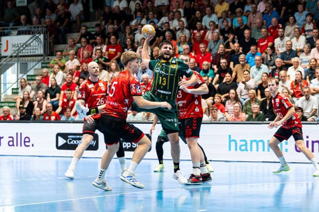 Hamm, Germany, August 28, 2026, 2nd HBL 2026–2027, Match 1: ASV Hamm Westfalen vs. VfL Eintracht Hagen. Pictured, from left, in a one-on-one battle: Ã u0081Adam Horvath Garaba (ASV), Juan de la Pena (Hagen), and Jann Keno Jacobs (ASV) at the WESTPRESS Arena in North Rhine-Westphalia Copyright: xFotostandx xKruczynskix