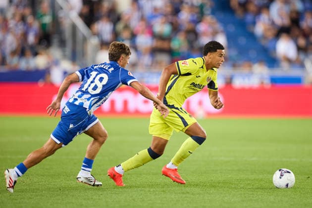August 28, 2026, Vitoria, Alaba, Spain: Mikel Rodriguez of Deportivo Alaves competes for the ball with Santiago Mourino of Villarreal CF during the LaLiga EA Sports match between Deportivo Alaves and Villarreal CF at Mendizorrotza on August 28, 2026, in Vitoria, Spain. Deportivo Alaves V Villarreal CF - LaLiga EA Sports  - ZUMAa181 20260828_zaa_a181_114 Copyright: xRicardoxLarreinax
