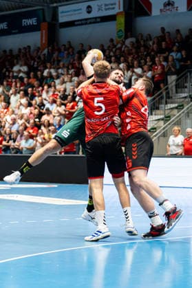 Hamm, Germany, August 28, 2026, 2nd HBL 2026–2027, Match 1: ASV Hamm Westfalen vs. VfL Eintracht Hagen. Pictured, from left, in a one-on-one battle: Juan de la Pena (Hagen), Ã u0081dam Horvath Garaba (ASV), Adam Horvath Garaba (ASV), and Jann Keno Jacobs (ASV) at the WESTPRESS Arena in North Rhine-Westphalia Copyright: xFotostandx xKruczynskix