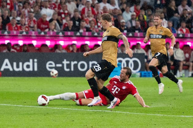GER, Bayern, Muenchen, Fussball, FC Bayern Muenchen - VfB Stuttgart, in der Allianz Arena, Muenchen, Bundesliga, 1. Spieltag, 28.08.26, v.l. Finn Jeltsch (VfB Stuttgart, 29), Harry Kane (FC Bayern Muenchen, 9), Zweikampf um den Ball, im Angriff DFL DFB regulations prohibit any use of photographs as image sequences and or quasi-video, *** GER, Bavaria, Munich, Soccer, FC Bayern Munich vs. VfB Stuttgart, at the Allianz Arena, Munich, Bundesliga, Matchday 1, August 28, 2026, From left: Finn Jeltsch (VfB Stuttgart), 29, Harry Kane (FC Bayern Munich), 9, battling for the ball on the attack. DFL and DFB regulations prohibit any use of photographs as image sequences and or quasi-video, Copyright: HMB-Media MichaelxNibel