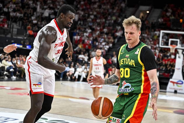 Turkiye v Lithuania - FIBA 2027 World Cup European Qualifiers ISTANBUL, TURKIYE - AUGUST 28: Adem Bona of Turkiye in action against Kristupas Zemaitis (30) of Lithuania during FIBA 2027 World Cup European Qualifiers Group J second round match between Turkiye and Lithuania at Basketball Development Center in Istanbul, Turkiye on August 28, 2026. Muhammed Enes Yildirim Anadolu Istanbul Turkey. Editorial use only. Please get in touch for any other usage.  Copyright: x2026xAnadoluxMuhammedxEnesxYildirimx