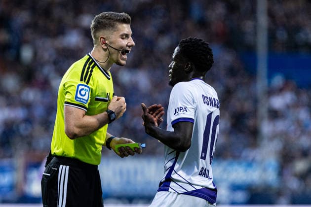 2.Fußball Bundesliga: VfL Bochum 1848 - VfL Osnabrück; 28.08.2026 Niklas Sauter (VfL Osnabrück, 1) bekommt gelbe Karte, Felix Wagner (Schiedsrichter, Glött). Der Spieler diskutiert mit dem Schiedsrichter. 2.Fußball Bundesliga: VfL Bochum 1848 - VfL Osnabrück; Ruhrstadion, Bochum; 28.08.2026 DFL regulations prohibit any use of photographs as image sequences and or quasi video. *** 2. Bundesliga: VfL Bochum 1848 vs. VfL Osnabrück, August 28, 2026; Niklas Sauter (VfL Osnabrück, No. 1) receives a yellow card, Felix Wagner, referee, Glött. The player argues with the referee. 2. Bundesliga: VfL Bochum 1848 vs. VfL Osnabrück, Ruhrstadion, Bochum, August 28, 2026. DFL regulations prohibit any use of photographs as image sequences and or quasi-video. Copyright: xBEAUTIFULxSPORTS Buriakovx