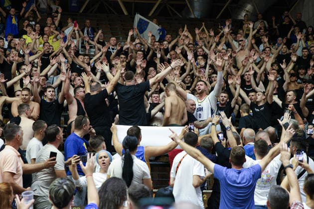IPA87876144 - Jusuf Nurkic of Bosnia and Herzegovina celebrates the victory with the fans during the 2027 FIBA Basketball World Cup Group J European Qualifiers game between Bosnia and Herzegovina and Italy at SKPC Mejdan on August 28, 2026, in Tuzla, Bosnia and Herzegovina during the Bosnia and Herzegovina vs. Italy match—Second Round · Group J—WCQ’27, FIBA World Cup in , , August 28, 2026  Copyright: x(c)xAlbertoxCavallaro SportReporter IPAxSportx xx 87876144