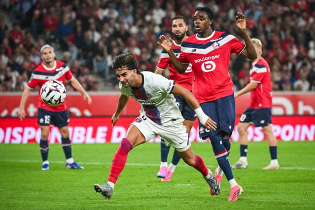 August 28, 2026, Villeneuve-D ascq, France, France: Ferran TORRES of PSG and Nathan NGOY of Lille during the Ligue 1 match between Lille OSC (LOSC) and Paris Saint-Germain (PSG) at Pierre Mauroy Stadium on August 28, 2026 in Villeneuve-d Ascq near Lille, France. Lille OSC V Paris Saint-Germain - Ligue 1  - ZUMAm308 20260828_zsp_m308_016 Copyright: xMatthieuxMirvillex