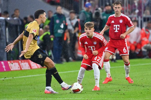 Bilal EL KHANNOUSS (VFB Stuttgart), Aktion,Zweikampf gegen Lennart KARL (Bayern Muenchen). Fussball 1. Bundesliga Saison 2026 2027, 1.Spieltag, Spieltag01, FC Bayern Muenchen - VfB Stuttgart 5-1 am 28.08.2026 , A L L I A N Z A R E N A. *** Bilal EL KHANNOUSS, VFB Stuttgart; Action: Tackle against Lennart KARL, Bayern Munich; Soccer; Bundesliga; 2026–2027 Season, Matchday 1, Matchday 01, FC Bayern Munich vs. VfB Stuttgart 5–1 on August 28, 2026, Allianz Arena
