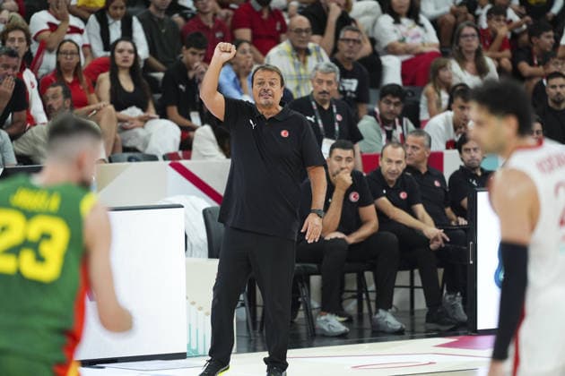 Turkiye v Lithuania - FIBA 2027 World Cup European Qualifiers ISTANBUL, TURKIYE - AUGUST 28: Head coach of Turkiye Men s National Basketball Team Ergin Ataman gives tactical instructions to his players during the FIBA 2027 Basketball World Cup European Qualifiers second round Group J match between Turkiye and Lithuania at Turkcell Basketball Development Center in Istanbul, Turkiye on August 28, 2026. Bunyamin Celik Anadolu Istanbul Turkey. Editorial use only. Please get in touch for any other usage.  Copyright: x2026xAnadoluxBunyaminxCelikx