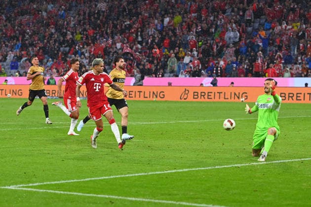 Tor Luis DIAZ (Bayern Muenchen) zum 5-1, Aktion,Torschuss gegen Torwart Fabian BREDLOW (VFB Stuttgart). Fussball 1. Bundesliga Saison 2026 2027, 1.Spieltag, Spieltag01, FC Bayern Muenchen - VfB Stuttgart 5-1 am 28.08.2026 , A L L I A N Z A R E N A. Â *** Goal by Luis DIAZ, Bayern Munich, making the score 5–1; play: shot on goal against goalkeeper Fabian BREDLOW, VFB Stuttgart; soccer, Bundesliga, 2026–2027 season, Matchday 1, Matchday 01, FC Bayern Munich vs. VfB Stuttgart 5–1 on August 28, 2026, Allianz Arena Â