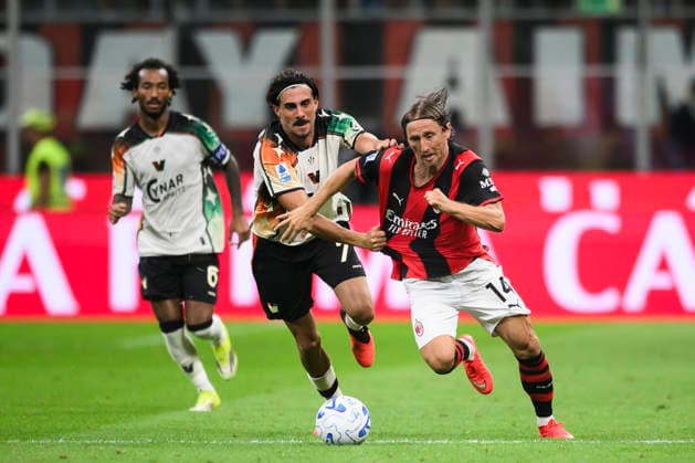 AC Milan v Venezia FC - Serie A Luka Modric of AC Milan comeptes for the ball with Kike Perez of Venezia FC during the Serie A football match between AC Milan and Venezia FC. Milan Italy Copyright: xNicolòxCampox