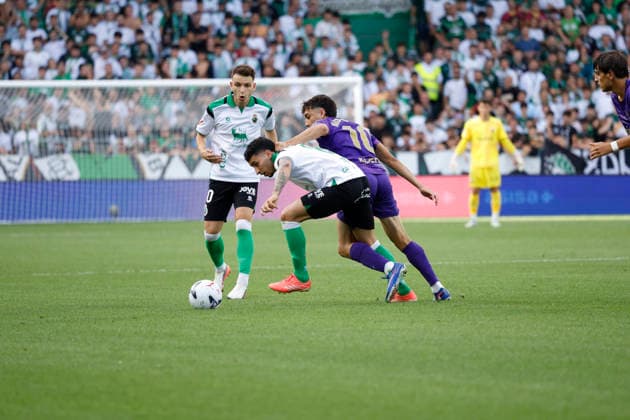 Real Racing Club de Santander v Elche CF - LaLiga EA Sports 2026 27 Racing de Santander v Elche C.F - LaLiga EA Sports - AUGUST 28 - Facundo Buonanotte of Elche C.F competes for the ball with Gustavo Puerta of Racing de Santander during the LaLiga EA Sports match between Racing de Santander and Elche C.F at El Sardinero Stadium, Santander, Spain, on August 28, 2026. Santander Canabria Spain  Copyright: xDavidxFernandezx originalFilename:fern__ndez-racingde260828_npkiZ.jpg