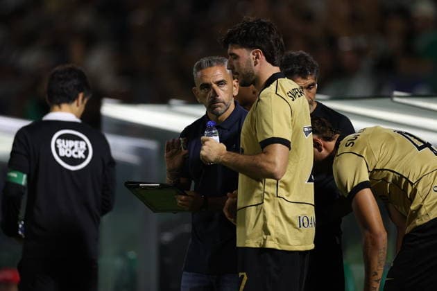Rio Ave v Sporting Cp - Liga Portugal Vila do Conde, PORTUGAL - AUGUST 28: Rui Borges of Sporting CP gives instructions from the sideline during the Liga Portugal Betclic 2026 27 match between Rio Ave and Sporting CP at Estadio dos arcos, on August 28, 2026 in Vila do Conde, Portugal. Vila do Conde Portugal  Copyright: xLuisxEirasx originalFilename:eiras-ligaport260828_npksF.jpg
