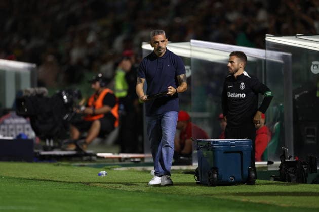 Rio Ave v Sporting Cp - Liga Portugal Vila do Conde, PORTUGAL - AUGUST 28: Rui Borges of Sporting CP gives instructions from the sideline during the Liga Portugal Betclic 2026 27 match between Rio Ave and Sporting CP at Estadio dos arcos, on August 28, 2026 in Vila do Conde, Portugal. Vila do Conde Portugal  Copyright: xLuisxEirasx originalFilename:eiras-ligaport260828_npYYO.jpg