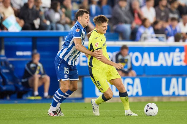 August 28, 2026, Vitoria, Alaba, Spain: Lucas Boye of Deportivo Alaves competes for the ball with Juan Foyth of Villarreal CF during the LaLiga EA Sports match between Deportivo Alaves and Villarreal CF at Mendizorrotza on August 28, 2026, in Vitoria, Spain. Deportivo Alaves V Villarreal CF - LaLiga EA Sports  - ZUMAa181 20260828_zaa_a181_121 Copyright: xRicardoxLarreinax