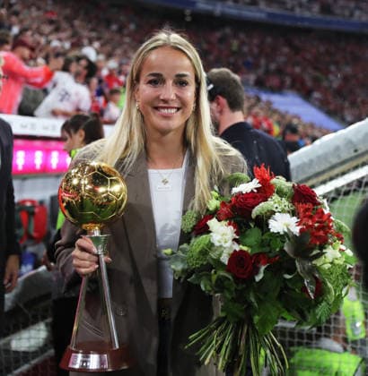 Fussball, Herren, Bundesliga, Saison 2026 2027, FC Bayern München - VFB Stuttgart, Allianz Arena Fussballerin des Jahres, Giulia Gwinn (FC Bayern München) mit Pokal und Blumenstrauss DFB, DFL regulations prohibit any use of photographs as image sequences and or quasi-video *** Soccer, Men s, Bundesliga, 2026–2027 Season, FC Bayern Munich vs. VFB Stuttgart, Allianz Arena; Soccer Player of the Year, Giulia Gwinn of FC Bayern Munich, with the trophy and a bouquet of flowers; DFB and DFL regulations prohibit any use of photographs as image sequences and or quasi-video content