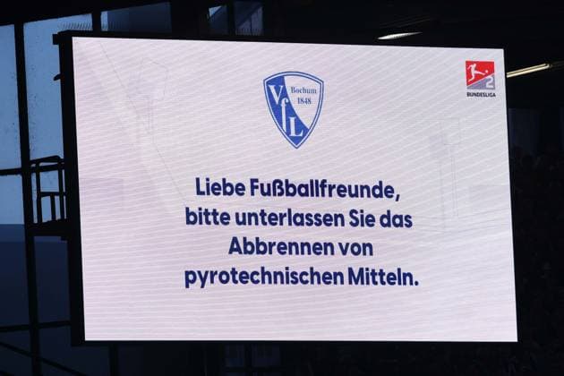 Fußball 2. Bundesliga 3. Spieltag VfL Bochum - VfL Osnabrück am 28.08.2026 im Vonovia Ruhrstadion in Bochum Die Anzeigetafel im Vonovia Ruhstadion mit der Aufschrift: Liebe Fußballfreunde, bitte unterlassen Sie das Abbrennen von pyrotechnischen Mitteln. DFL regulations prohibit any use of photographs as image sequences and or quasi-video. *** Soccer, 2. Bundesliga, Matchday 3: VfL Bochum vs. VfL Osnabrück on August 28, 2026, at the Vonovia Ruhrstadion in Bochum. The scoreboard at the Vonovia Ruhrstadion displays the message: Dear soccer fans, please refrain from setting off pyrotechnics. DFL regulations prohibit the use of photographs as image sequences and or quasi-video. xRx