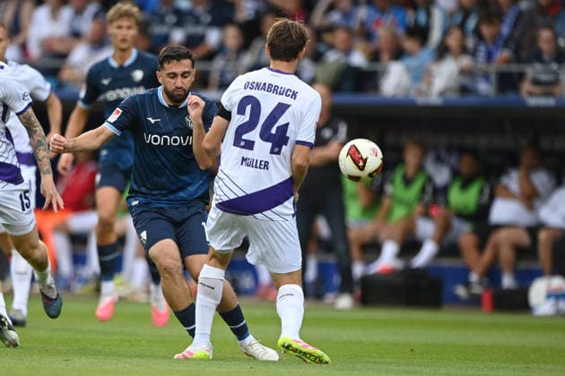 Berkan TAZ (BO) gegen Jannik MUELLER (Müller, VfL Osnabrueck) Aktion, Zweikampf, Fussball 2. Bundesliga, 3. Spieltag, VfL Bochum (BO) - VfL Osnabrueck (OS) 0-1 am 28.08.2026 im Vonovia Ruhrstadion Bochum Deutschland. DFL regulations prohibit any use of photographs as image sequences and or quasi-video Â *** Berkan TAZ BO vs. Jannik MUELLER Müller, VfL Osnabrück, Action, Tackle, Soccer, 2. Bundesliga, Matchday 3, VfL Bochum BO vs. VfL Osnabrück OS 0–1 on August 28, 2026, at the Vonovia Ruhrstadion in Bochum, Germany. DFL regulations prohibit any use of photographs as image sequences and or quasi-video.