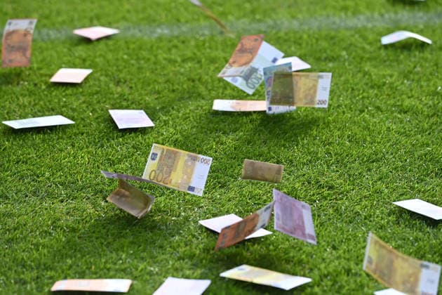 Protest der Fans mit falschen Geldscheinen gegen hohe Preise, Feature, Randmotiv, Symbolfoto, Fussball 2. Bundesliga, 3. Spieltag, VfL Bochum (BO) - VfL Osnabrueck (OS) 0-1 am 28.08.2026 im Vonovia Ruhrstadion Bochum Deutschland. DFL regulations prohibit any use of photographs as image sequences and or quasi-video Â *** Fans protest high prices with counterfeit bills; feature; background image; symbolic photo; soccer; 2. Bundesliga; Matchday 3; VfL Bochum (BO) vs. VfL Osnabrück (OS) 0–1 on August 28, 2026, at the Vonovia Ruhrstadion in Bochum, Germany. DFL regulations prohibit any use of photographs as image sequences and or quasi-video.