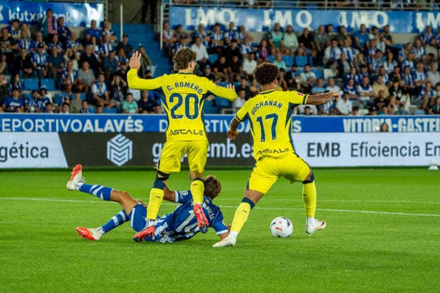 ESP LaLiga EA Sports Deportivo Alavés vs. Villarreal CF Alberto Moleiro of Villarreal, Tajon Buchanan of Villarreal and Nahuel Tenaglia of Alavés during the LaLiga EA Sports match between Deportivo Alavés and Villarreal CF played at Mendizorroza Stadium in Vitoria-Gasteiz on August 28, 2026, in Spain. VITORIA, Spain. Soccer Copyright: xMiguelxGarciax xAgenciaxLOFx