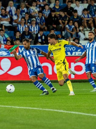 ESP LaLiga EA Sports: Deportivo Alavés vs. Villarreal CF — Santiago Comesana Veiga of Villarreal during the LaLiga EA Sports match between Deportivo Alavés and Villarreal CF, played at Mendizorroza Stadium in Vitoria-Gasteiz on August 28, 2026, in Spain. VITORIA, Spain — Soccer Copyright: xMiguelxGarciax xAgenciaxLOFx