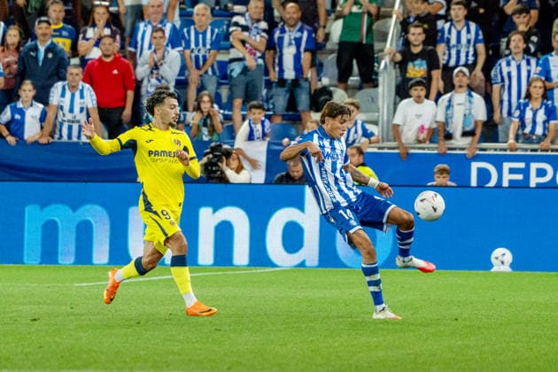 ESP LaLiga EA Sports: Deportivo Alavés vs. Villarreal CF — Nahuel Tenaglia of Alavés and Georges Mikautadze of Villarreal during the LaLiga EA Sports match between Deportivo Alavés and Villarreal CF, played at Mendizorroza Stadium in Vitoria-Gasteiz on August 28, 2026 in Spain VITORIA, Spain Soccer Copyright: xMiguelxGarciax xAgenciaxLOFx