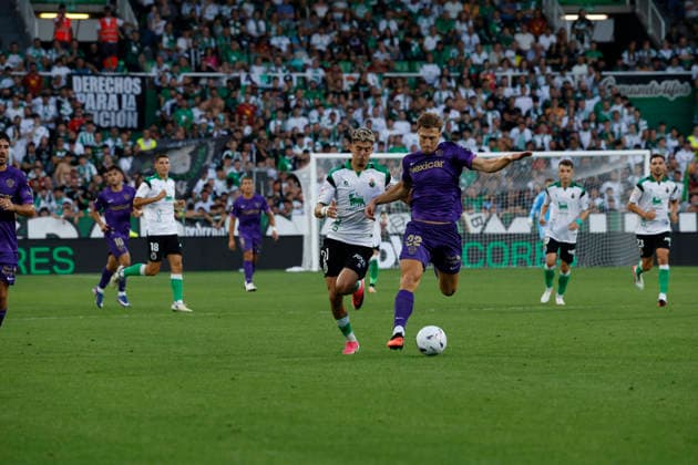 Real Racing Club de Santander v Elche CF - LaLiga EA Sports 2026 27 Racing de Santander v Elche C.F - LaLiga EA Sports - AUGUST 28 - Yassir Zabiri of Racing de Santander competes for the ball with David Affengruber of Elche C.F during the LaLiga EA Sports match between Racing de Santander and Elche C.F at El Sardinero Stadium, Santander, Spain, on August 28, 2026. Santander Canabria Spain  Copyright: xDavidxFernandezx originalFilename:fern__ndez-racingde260828_npzL8.jpg