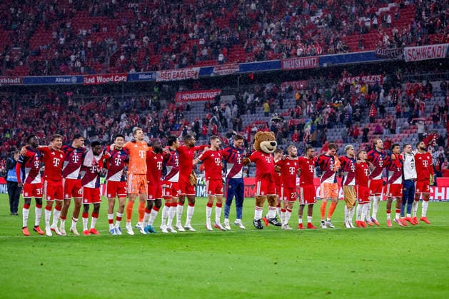 28.08.2026, Fußball, FC Bayern München - VfB Stuttgart, 1. Fußball Bundesliga, 1. Spieltag, Allianz-Arena, Saison 2026 2027: Abschlussjubel nach dem 5:1 SIeg der Bayern nach dem Spiel. L-R Bara Sapoko Ndiaye (FC Bayern München 39) Harry Kane (FC Bayern München 09) Aleksandar Pavlovic (FC Bayern München 45) Alphonso Davies (FC Bayern München 19) Min-jae Kim (FC Bayern München 03) Torwart Manuel Neuer (FC Bayern München 01) Dayot Upamecano (FC Bayern München 02) Hiroki Ito (FC Bayern München 21) Jonathan Tah (FC Bayern München 04) Josip Stanisic (FC Bayern München 44) Torwart Sven Ulreich (FC Bayern München 26) Maskottchen, Konrad Laimer (FC Bayern München 27) Michael Olise (FC Bayern München 17) Torwart Jonas Urbig (FC Bayern München 40) Luis Diaz (FC Bayern München 14) Lennart Karl (FC Bayern München 42) Harry Kane (FC Bayern München 09) Nathaniel Brown (FC Bayern München 11) Ismael Saibari (FC Bayern München 34) DFB regulations prohibit any use of photographs as image sequences and or quasi-video. Bayern Deutschland *** August 28, 2026, Soccer, FC Bayern Munich vs. VfB Stuttgart, Bundesliga 1, Matchday 1, Allianz Arena, 2026–2027 Season: Celebrations after Bayern’s 5–1 victory. Post-match: L R Bara Sapoko Ndiaye, FC Bayern Munich 39, Harry Kane, FC Bayern Munich 09, Aleksandar Pavlovic, FC Bayern Munich 45, Alphonso Davies, FC Bayern Munich 19, Min Jae Kim, FC Bayern Munich 03 Goalkeeper Manuel Neuer FC Bayern Munich 01 Dayot Upamecano FC Bayern Munich 02 Hiroki Ito FC Bayern Munich 21 Jonathan Tah FC Bayern Munich 04 Josip Stanisic FC Bayern Munich 44 Goalkeeper Sven Ulreich FC Bayern Munich 26 Mascot, Konrad Laimer FC Bayern Munich 27 Michael Olise FC Bayern Munich 17 Goalkeeper Jonas Urbig FC Bayern Munich 40 Luis Diaz FC Bayern Munich 14 Lennart Karl FC Bayern Munich 42 Harry Kane FC Bayern Munich 09 Nathaniel Brown FC Bayern Munich 11 Ismael Saibari FC Bayern Munich 34 DFB regulations prohibit any use of photographs as image sequences and or quasi-video Bayern Germany