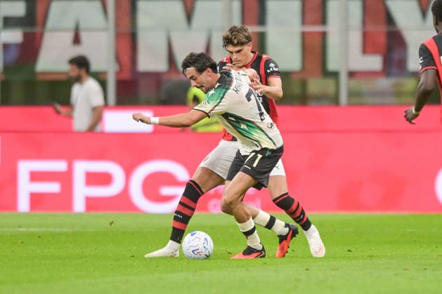 AC Milan v Venezia FC - Serie A 2026 27 Enrique Perez of Venezia FC competes for ball possession with Davide Bartesaghi of AC Milan during the Serie A Enilive 2026 27 match between AC Milan and Venezia FC at San Siro Stadium in Milan, Italy, on August 28, 2026. Milano Italy  Copyright: xAndreaxxAmatox originalFilename:amato-notitle260828_npfmg.jpg